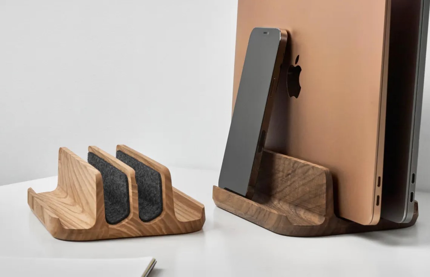 el-yapimi-ahsap-dikey-laptop-standi-macbook-ve-laptop-tutucu