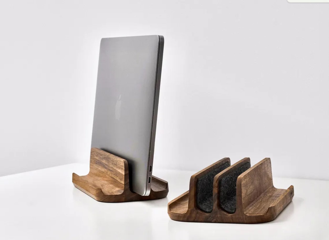 el-yapimi-ahsap-dikey-laptop-standi-macbook-ve-laptop-tutucu4