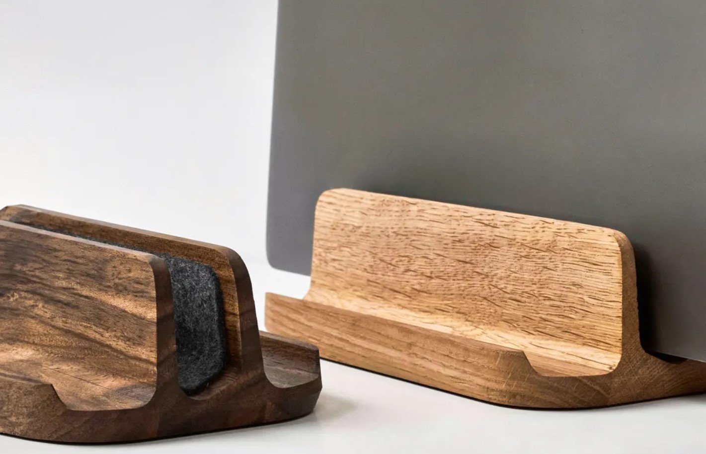 el-yapimi-ahsap-dikey-laptop-standi-macbook-ve-laptop-tutucu_