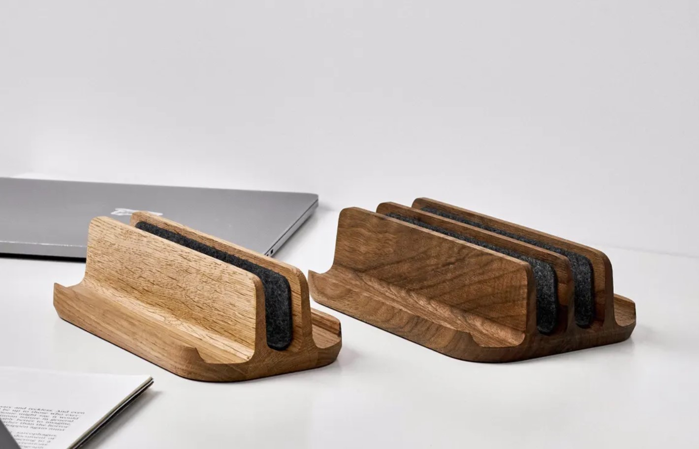 el-yapimi-ahsap-dikey-laptop-standi-macbook-ve-laptop-tutucu_3