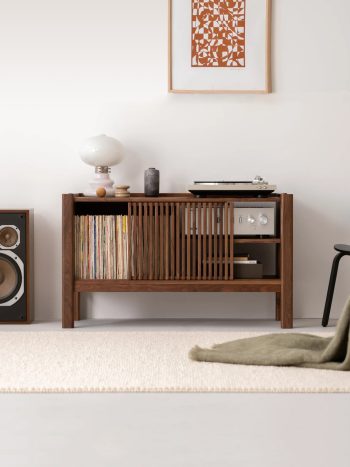 Harmona Stand – Şık ve Kompakt Plak Çalar Konsolu Salon Görünümü