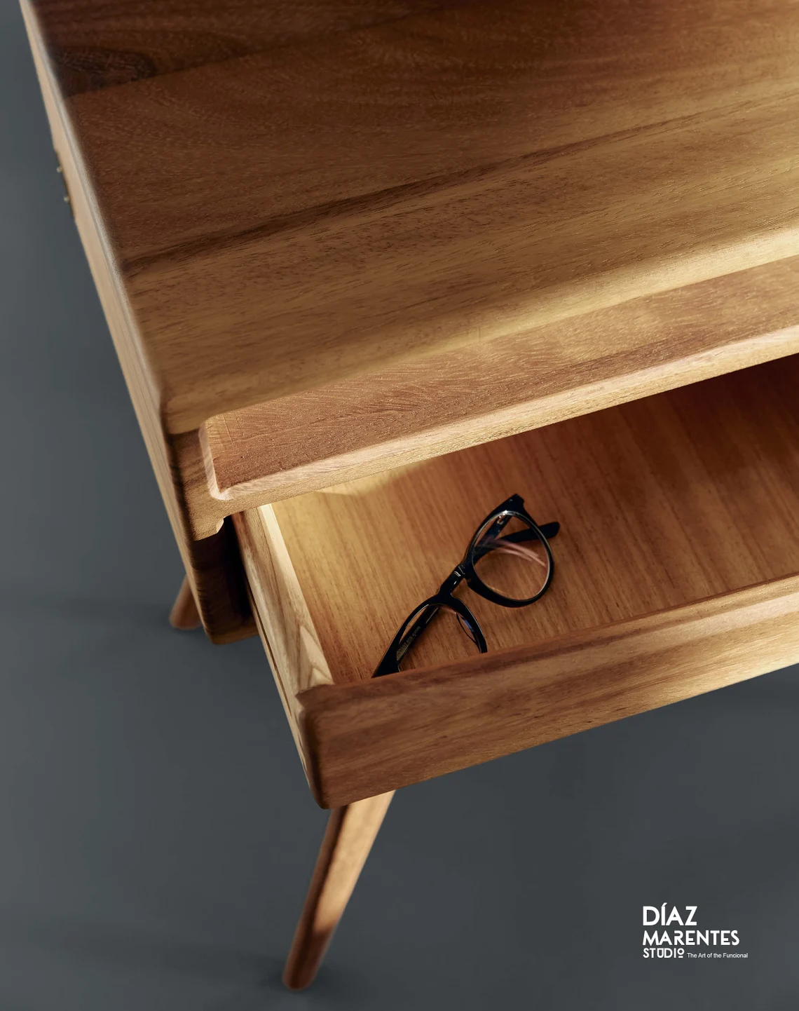 Compass Ayaklı İskandinav Komodin1