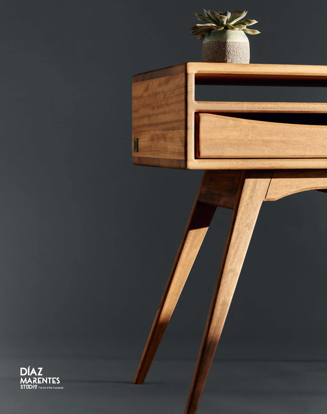 Compass Ayaklı İskandinav Komodin3