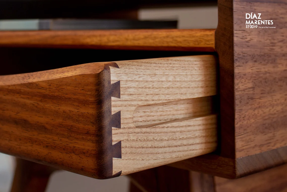 Compass Ayaklı İskandinav Komodin4