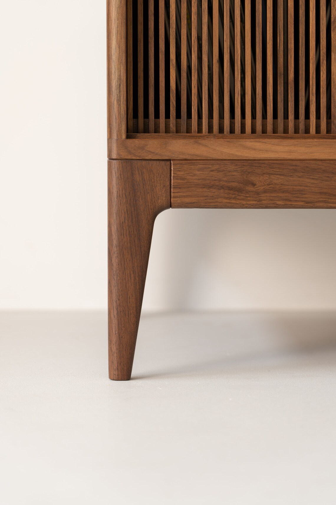 Izgaralı Ceviz TV Ünitesi – Ayarlanabilir Raflı7