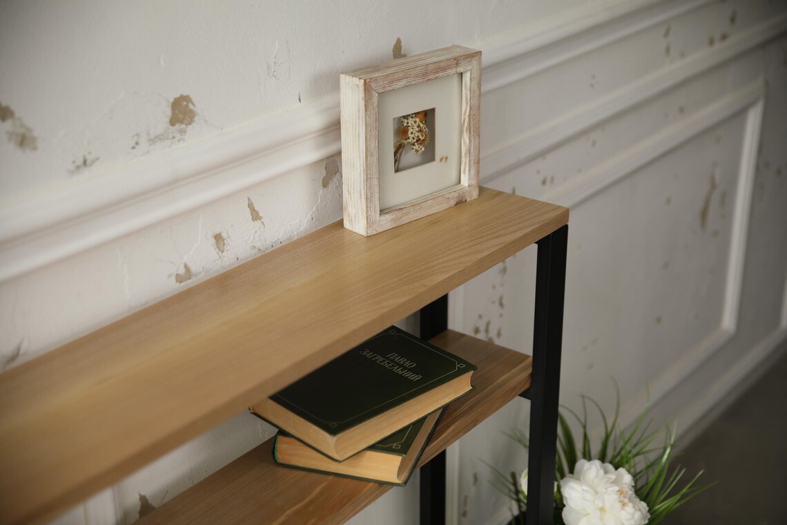 Siyah Metal Dresuar – Ahşap Detaylı Modern Duvar Konsolu2