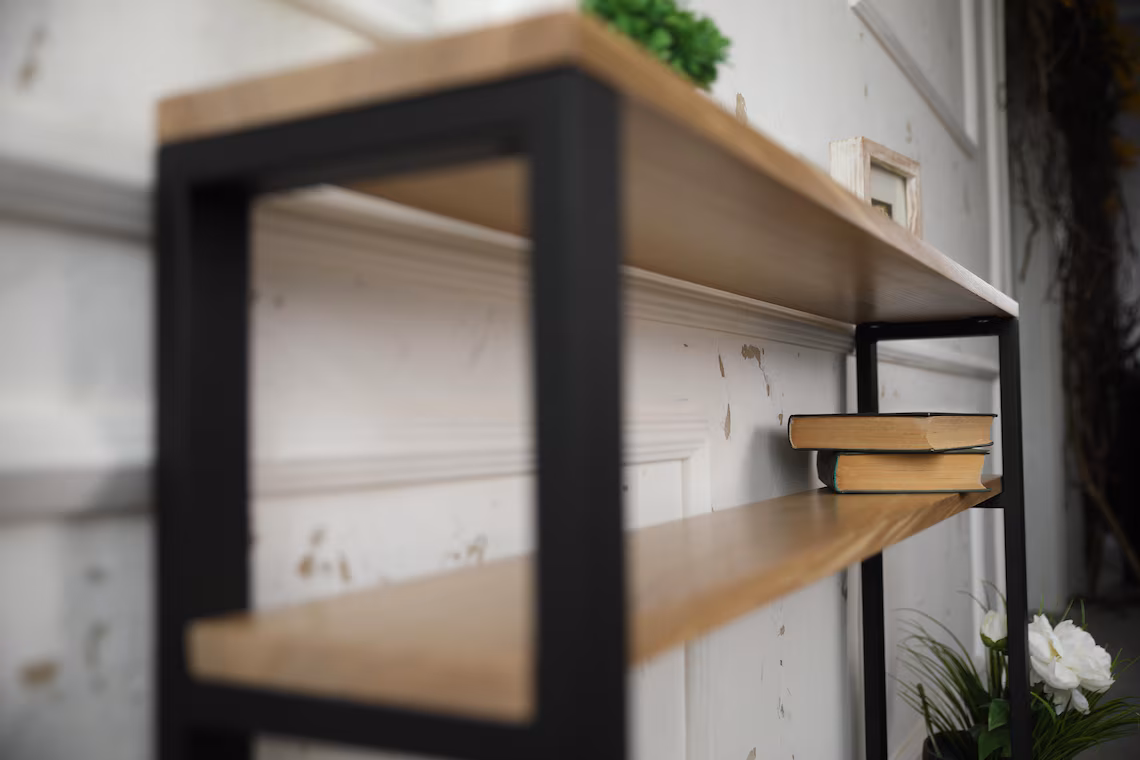 Siyah Metal Dresuar – Ahşap Detaylı Modern Duvar Konsolu3