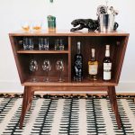 ARVID İskandinav Bar Dolabı – Cam Sürgülü, Masif Ahşap