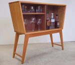 ARVID İskandinav Bar Dolabı – Cam Sürgülü, Masif Ahşap