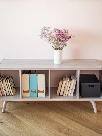 Doğal ahşap TV sehpası raflı tasarım