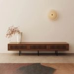 Mid-century modern lowboard TV ünitesi lamelli kapak