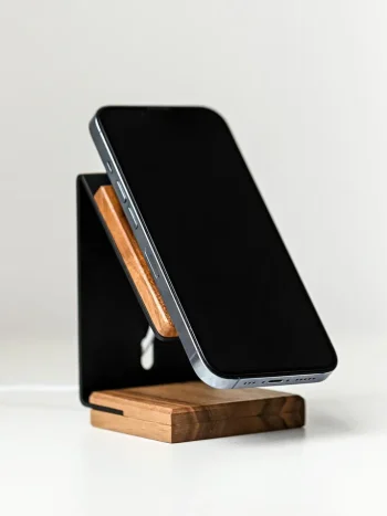 MagSafe uyumlu ahşap kablosuz şarj istasyonu masaüstü görünüm